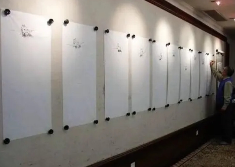 范增是书画艺术界的败类，流水线作画的发明者，所谓流水线作画，就是一排纸摆在长条桌