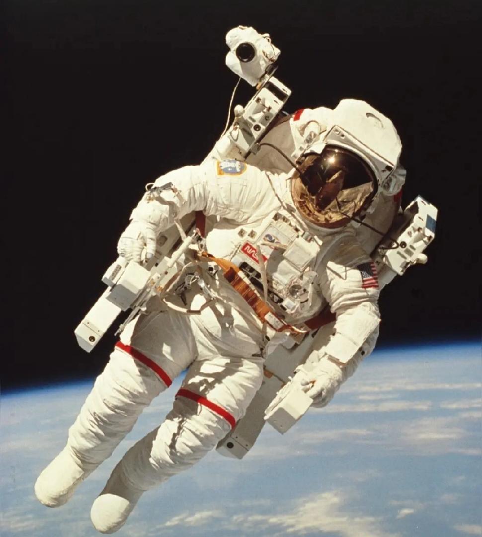 不比不知道，一比吓一跳。同样的因宇宙飞船问题，在太空滞留时间对比，2022年，2