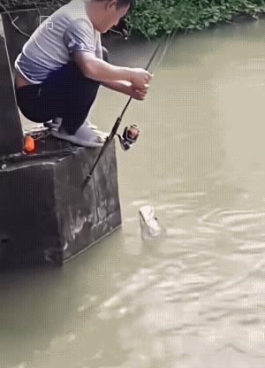 连个控鱼钳都不舍得买，怪不得鱼都生气了！[捂脸哭]