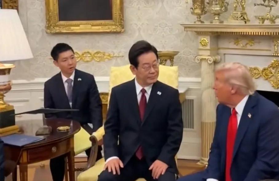 特朗普对李在明很不客气，第一，接机用了两个很无关紧要的人。第二，李在明带来的签字