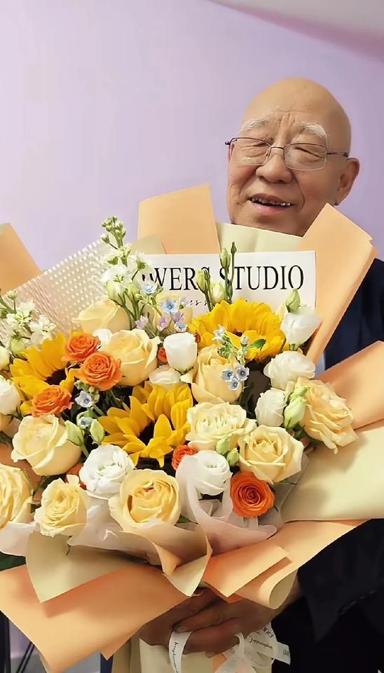 我们多少年轻人过的还不如这个80多岁的老爷爷。老爷爷，山东人，今年80多点，他