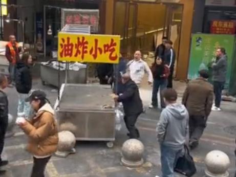 大爷大妈把摊直接摆人老板娘店门口，老板娘一家肯定不干啊！网友都说这事儿不厚道，我