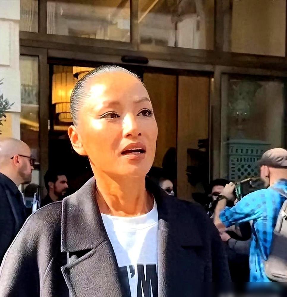 曾经的女神已经53岁了。远离内娱，隐居泰国。说白了，就是她跟男友在那边一起过