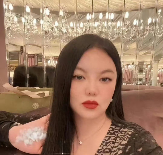 李湘回长沙娘家，随手晒了几张家里照片，漏出的背景像酒店大堂，网友全盯着她身后那个