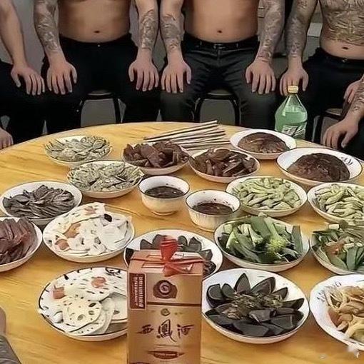 叫了几遍了吃饭就是不敢坐下￼，换你你敢吗？​​​