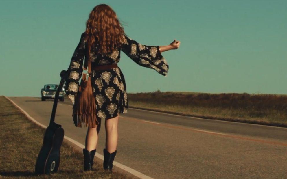 李经理开车去上班，路上遇到一个美女摆手，李经理停下了车。美女说：“可以乘一下车