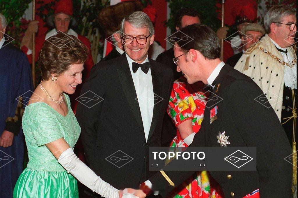 英国王室1995年5月6日，欧洲王室成员、尼泊尔的比兰德拉国王和约旦