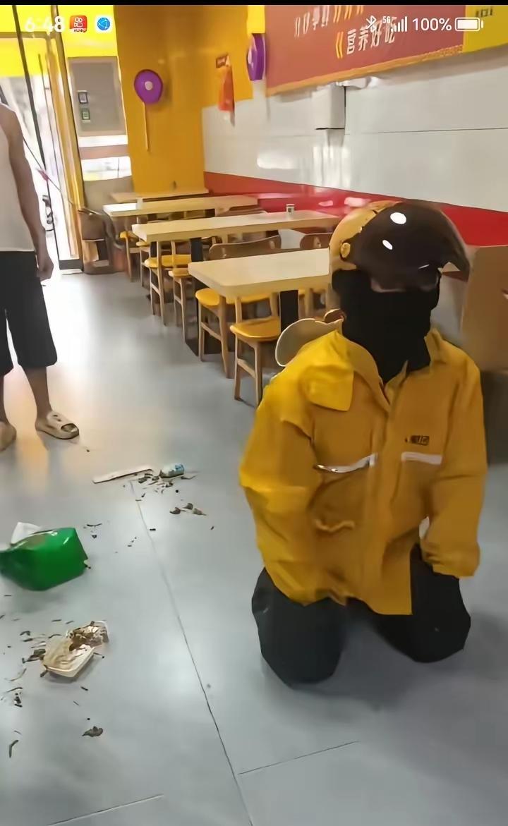 一个外卖员没接住老板给的外卖，饭菜洒了一地。一直央求老板再做一份，因为不做的话