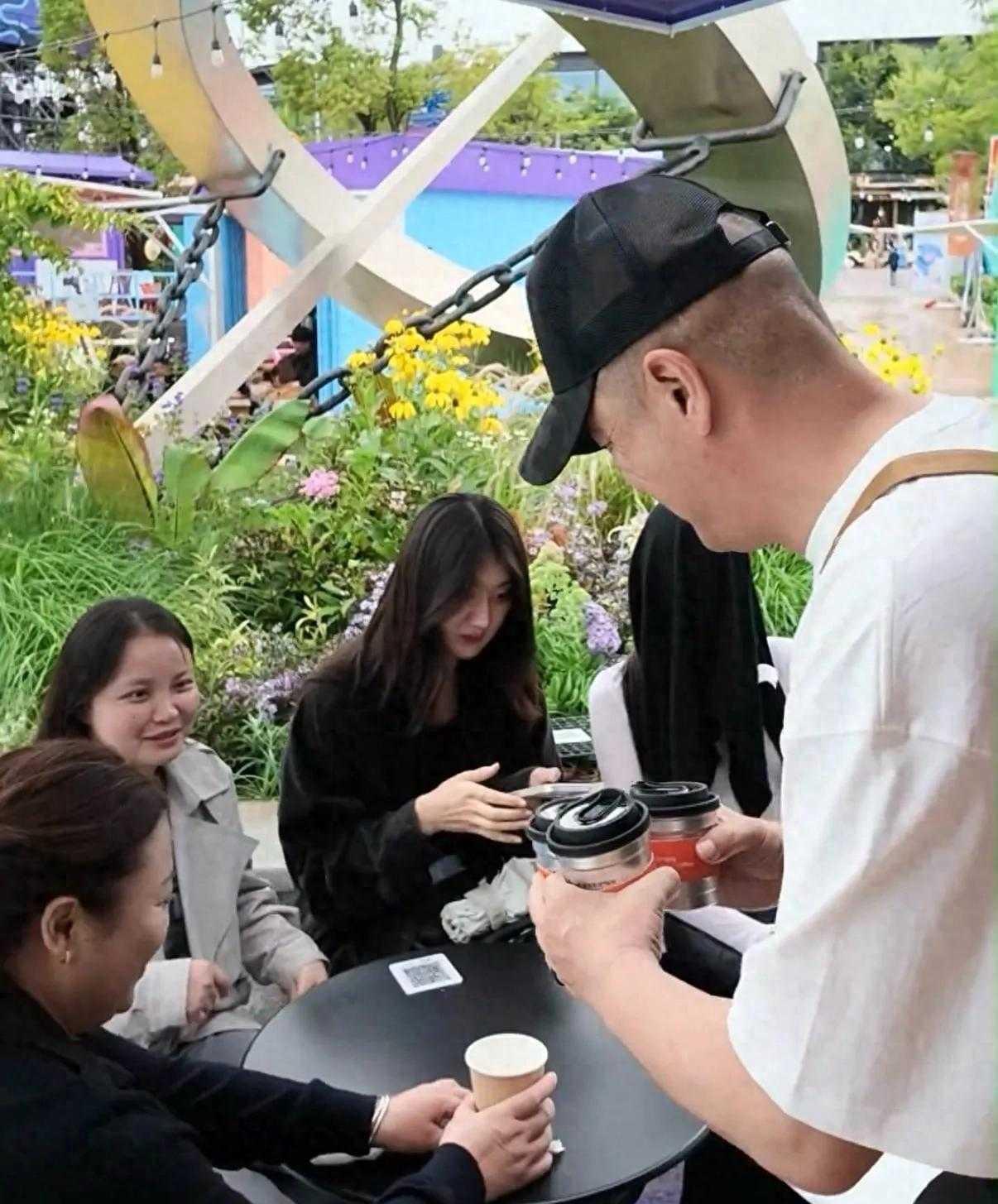 李亚鹏咖啡店开业，女儿侄女齐助阵，李嫣低调出镜气质出众李亚鹏咖啡店新店开业，两