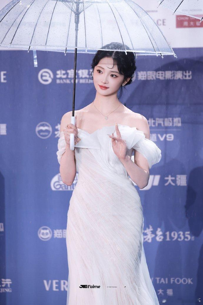 周洁琼后背湿透了周洁琼雨中红毯太绝！白裙湿身后更显朦胧美感，即便后背湿透仍从容