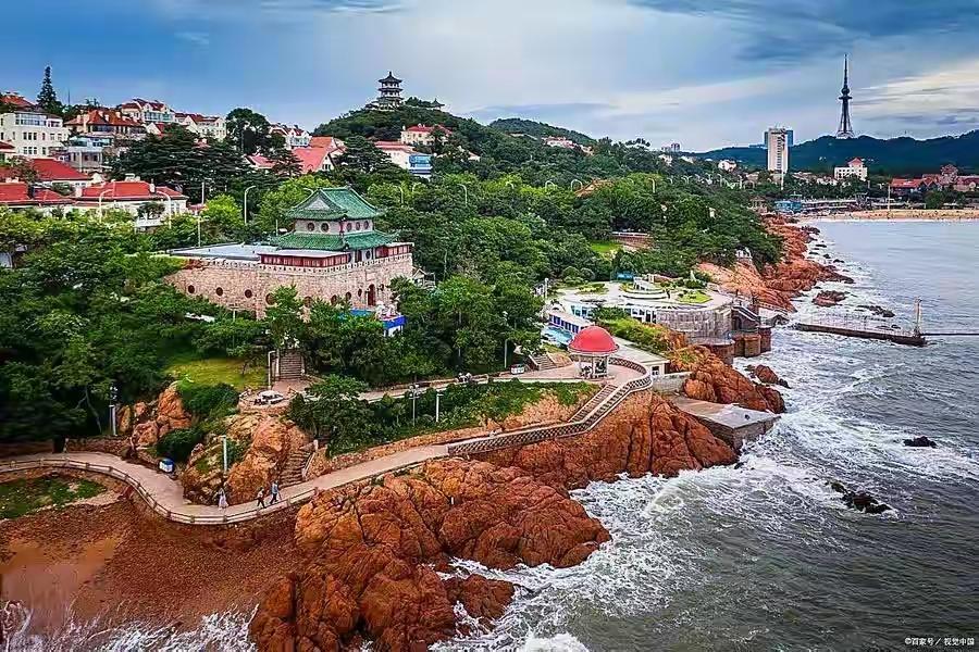 邻居老两口又开车旅游去了，他们这次去青岛。早晨我和老伴拉着小拉车，坐着公交车