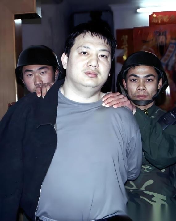 2005年3月5日4时，福建省福安市街尾27号一栋不起眼的民宅外，一百多名公安刑