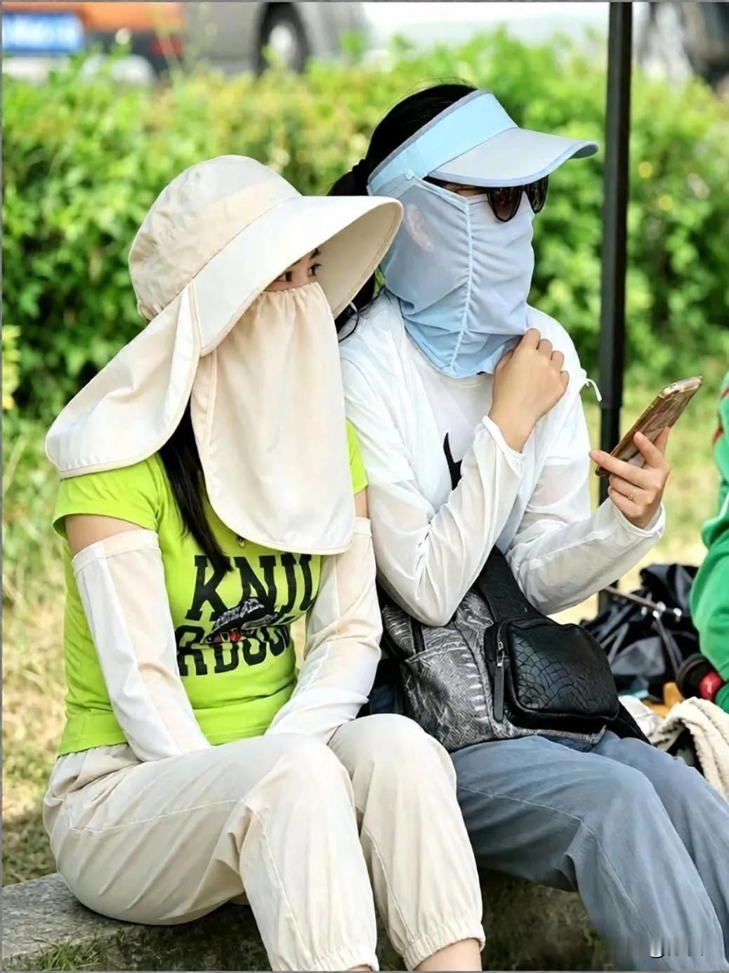 时代不停的在转变以前的夏天：女生吊带、抹胸、超短裤，怎么凉快怎么来。现在