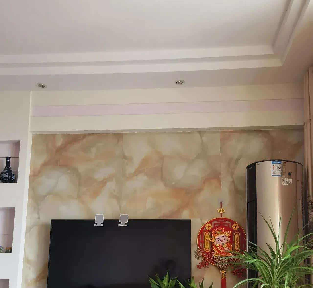 山东，一名男子五一假期时回到了老家，当他看电视时，却发现电视怎么也打不开。他先是