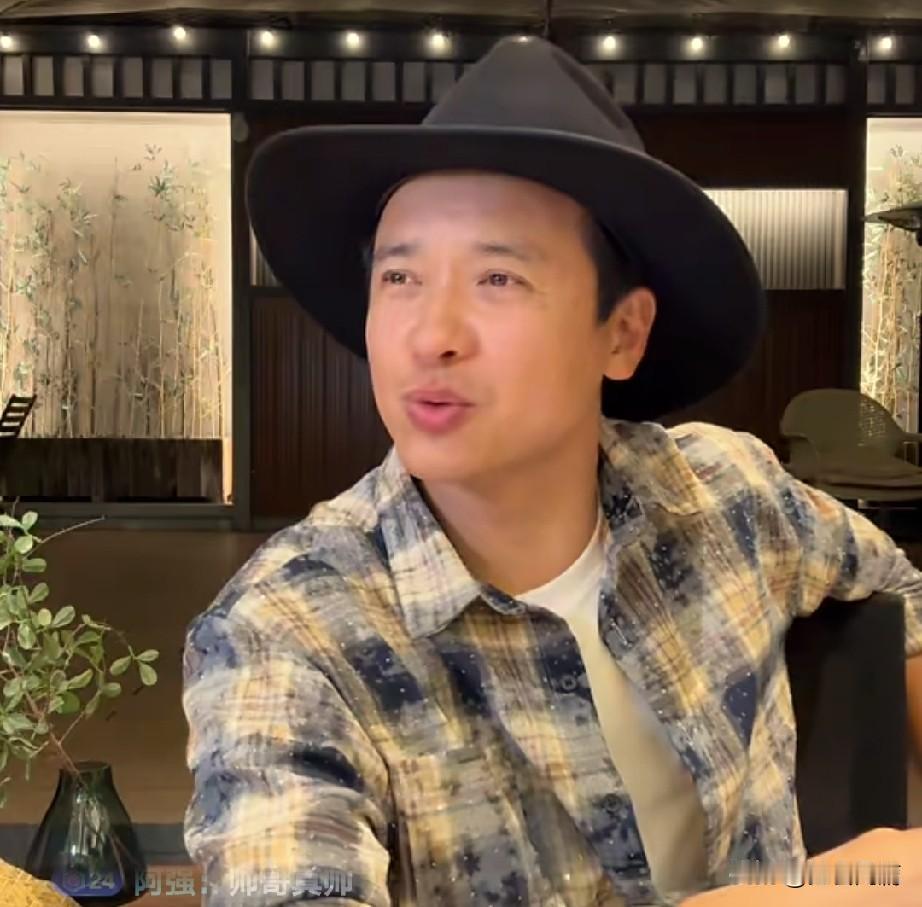 哇塞，人气够火的，直播间接近1万人。看来，高云翔成功上岸了。卖的主要是土特产
