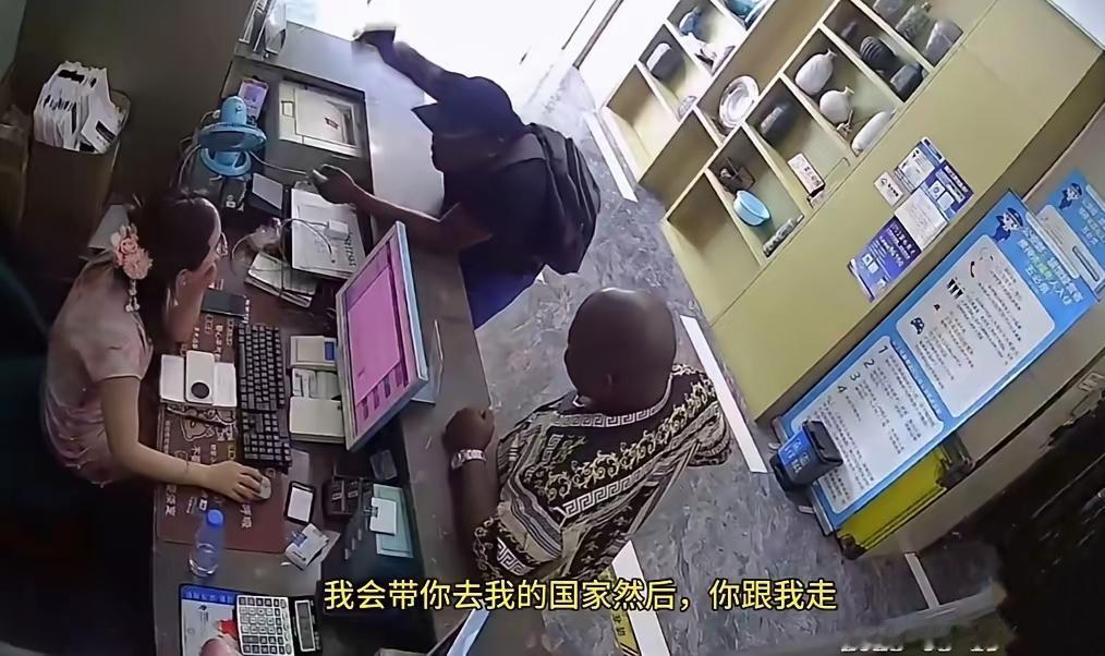 我算是明白中国男生输在哪了。你看这两位外籍男士，办个入住的间隙都能展开攻势，对着