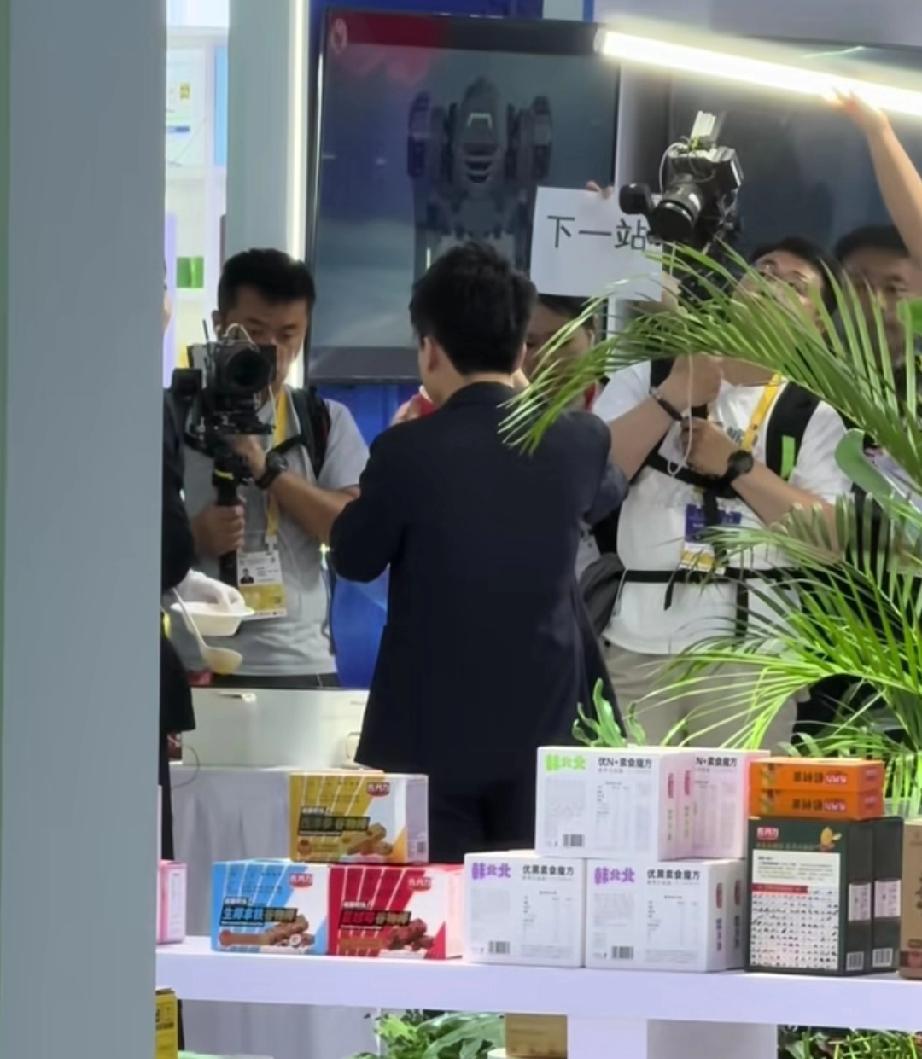 董三岁今晚又上线啦！别的公司是员工让老板操碎了心，而与辉同行是老板让员工操碎了心