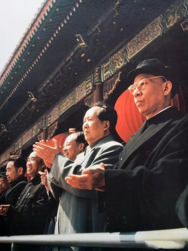 1949年的开国大典上，6位伟人的侧影，刘少奇，毛主席，彭真，朱老总，周总理和彭