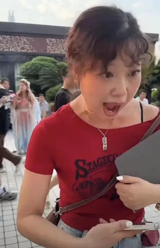 红衣女一声怒吼，重庆文旅一年白干！人家都说了不拍照，非要拿着一个平板给人拍，