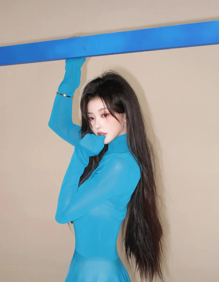 孔雪儿黑长直造型清冷妩媚双手托腮少女感十足