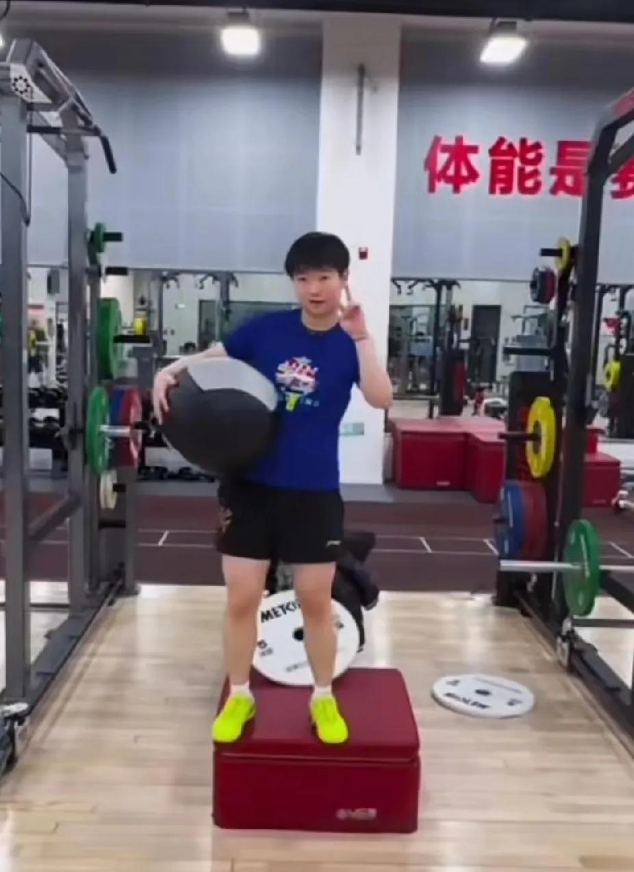 可爱超标！莎宝体能训练比耶卖萌谁被可爱到了！训练馆里活捉一只比耶的孙颖莎?