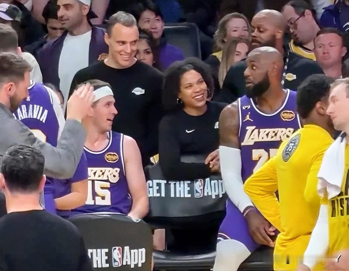 里弗斯当面抢走老詹一个篮板，不查不知道，一查才明白，原来里弗斯当时并没有意识