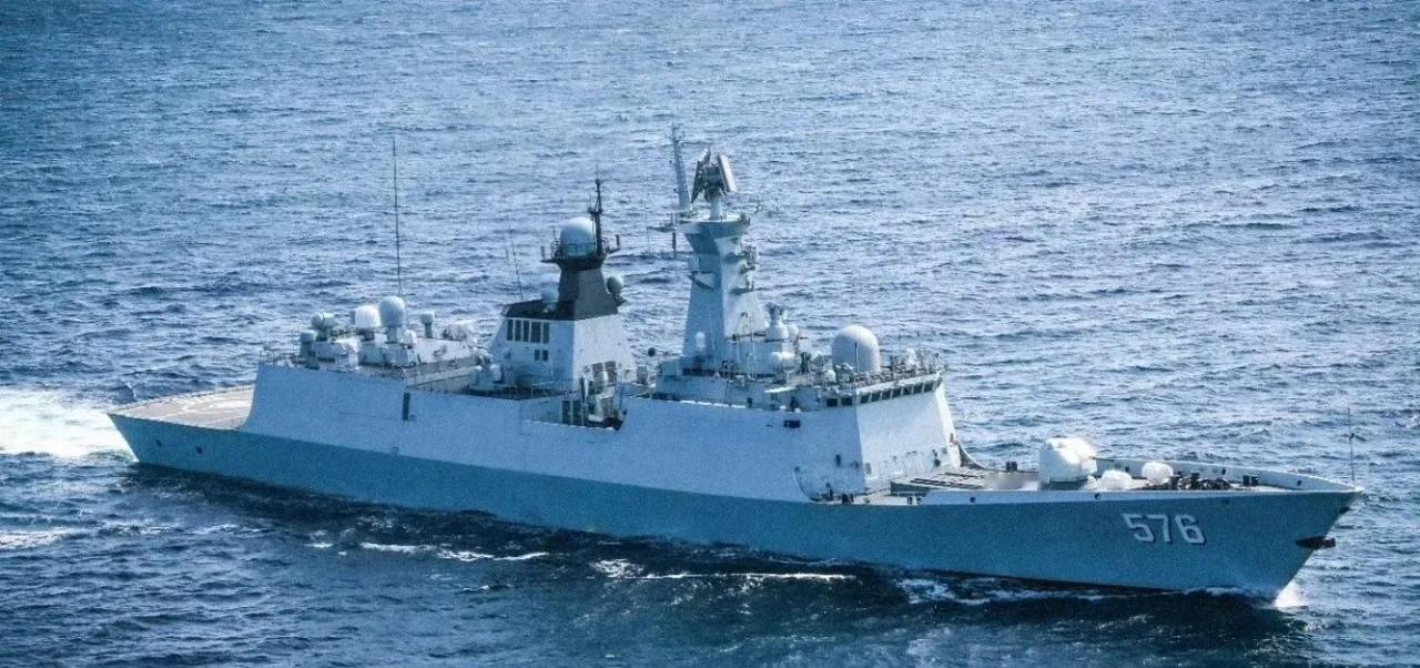 美派15艘军舰堵住海峡出口，面对054A舰的毫不退让，白宫火速改口了！这事