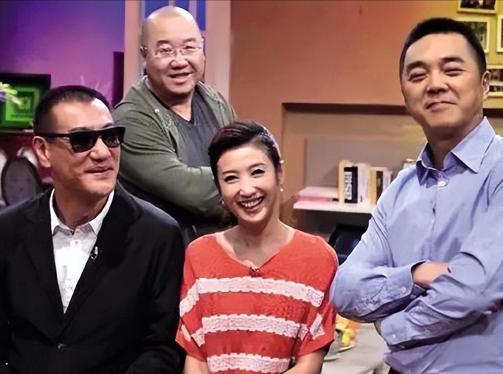 别光盯着英达看了。英家这基因，真是有点“偏心眼”。明明是亲兄弟，怎么英壮长得