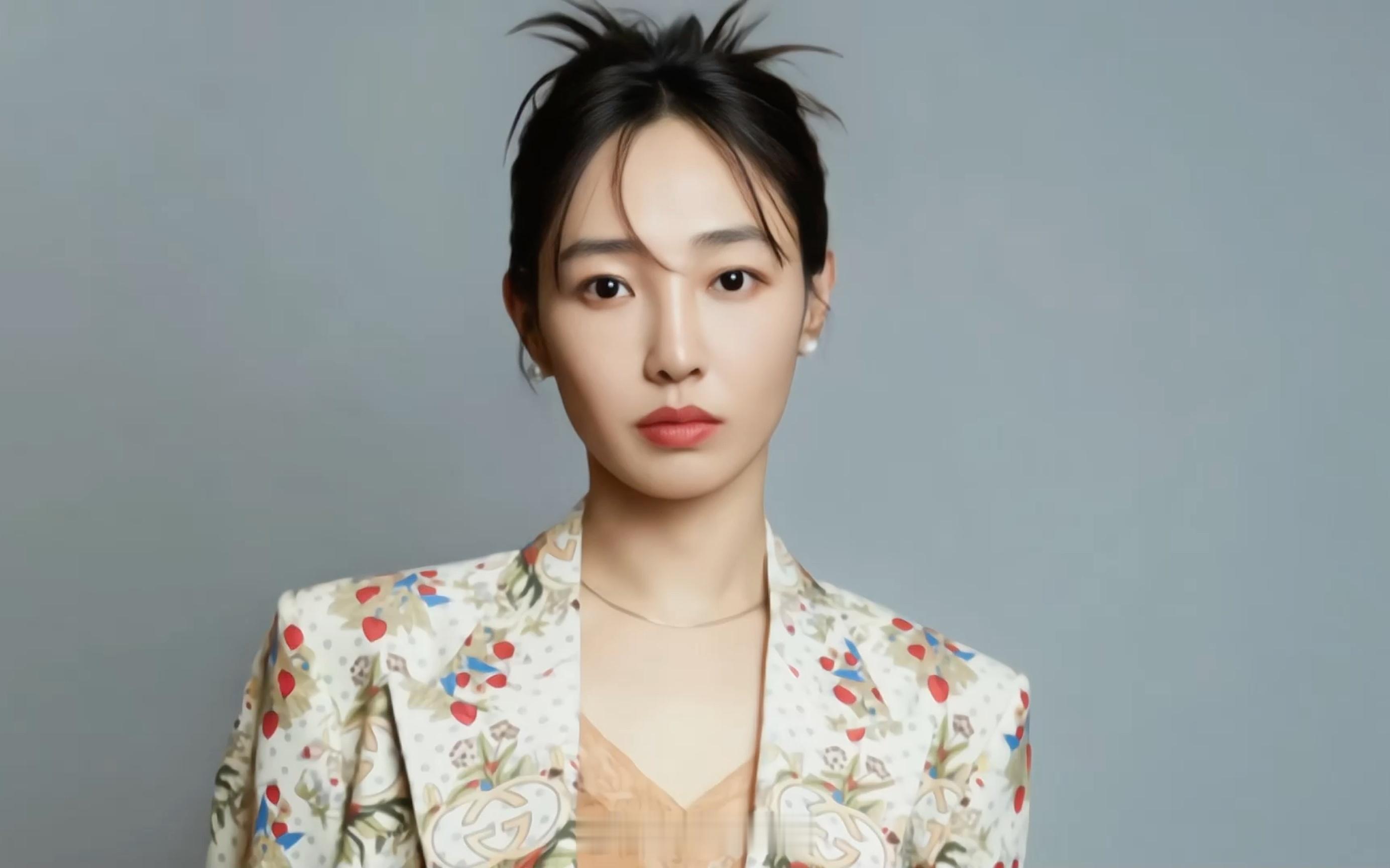 其实挺为白百何鸣不平的，作为在内地影坛拿过多个影后奖项的女演员，演技毋庸置疑。她