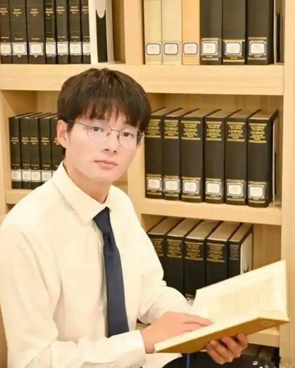 张雪峰、项立刚老师曾对文科有些负面的说法。我觉得，说文科无用的论调，值得商榷。比