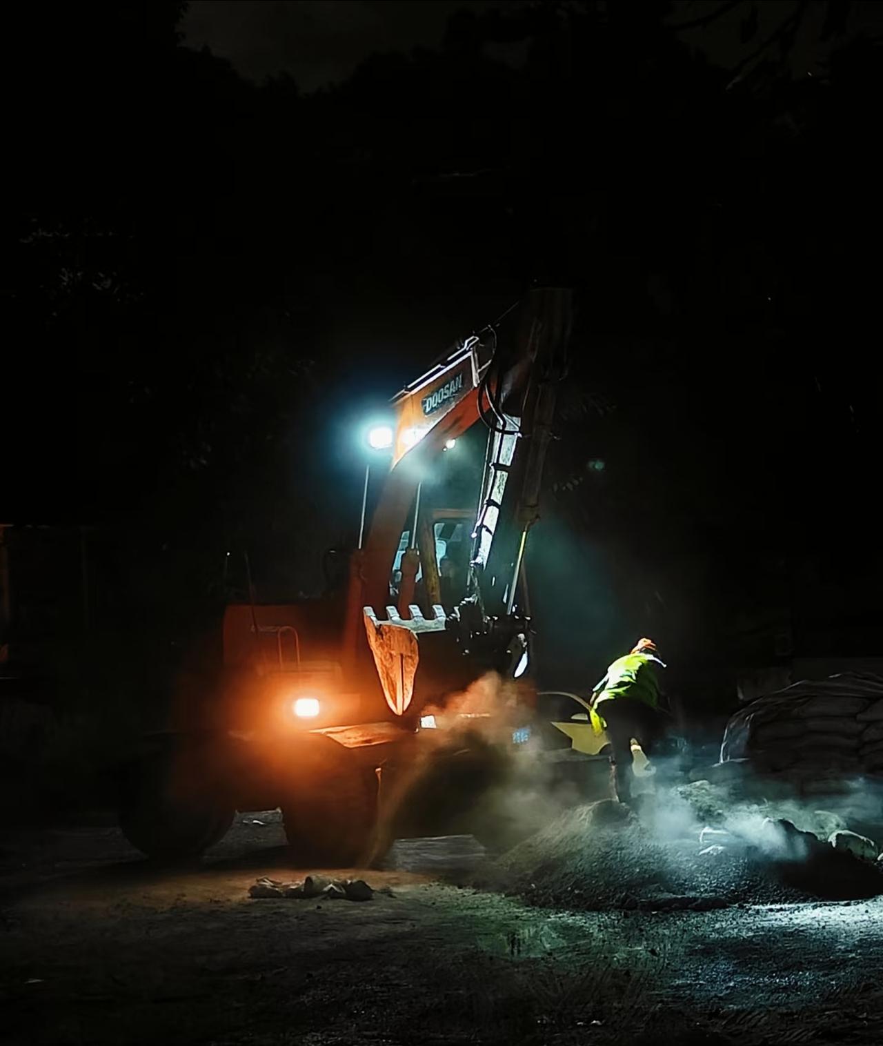 谁在凌晨玩火？天窗施工人命悬线，真相令人窒息那天凌晨，昆明洛羊镇站外的铁轨上