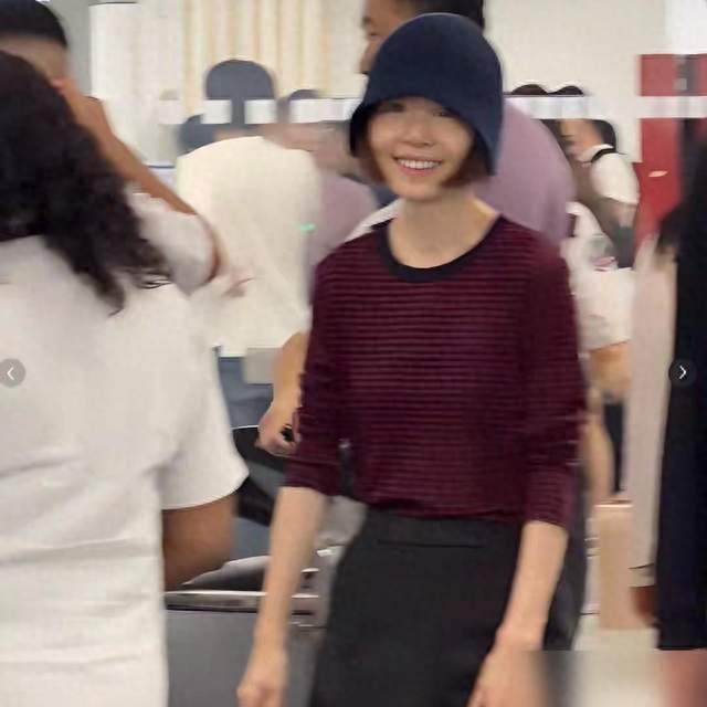 56岁鲁豫法国街拍刷屏, 不婚不育遭群嘲, 她凭啥赢麻了?