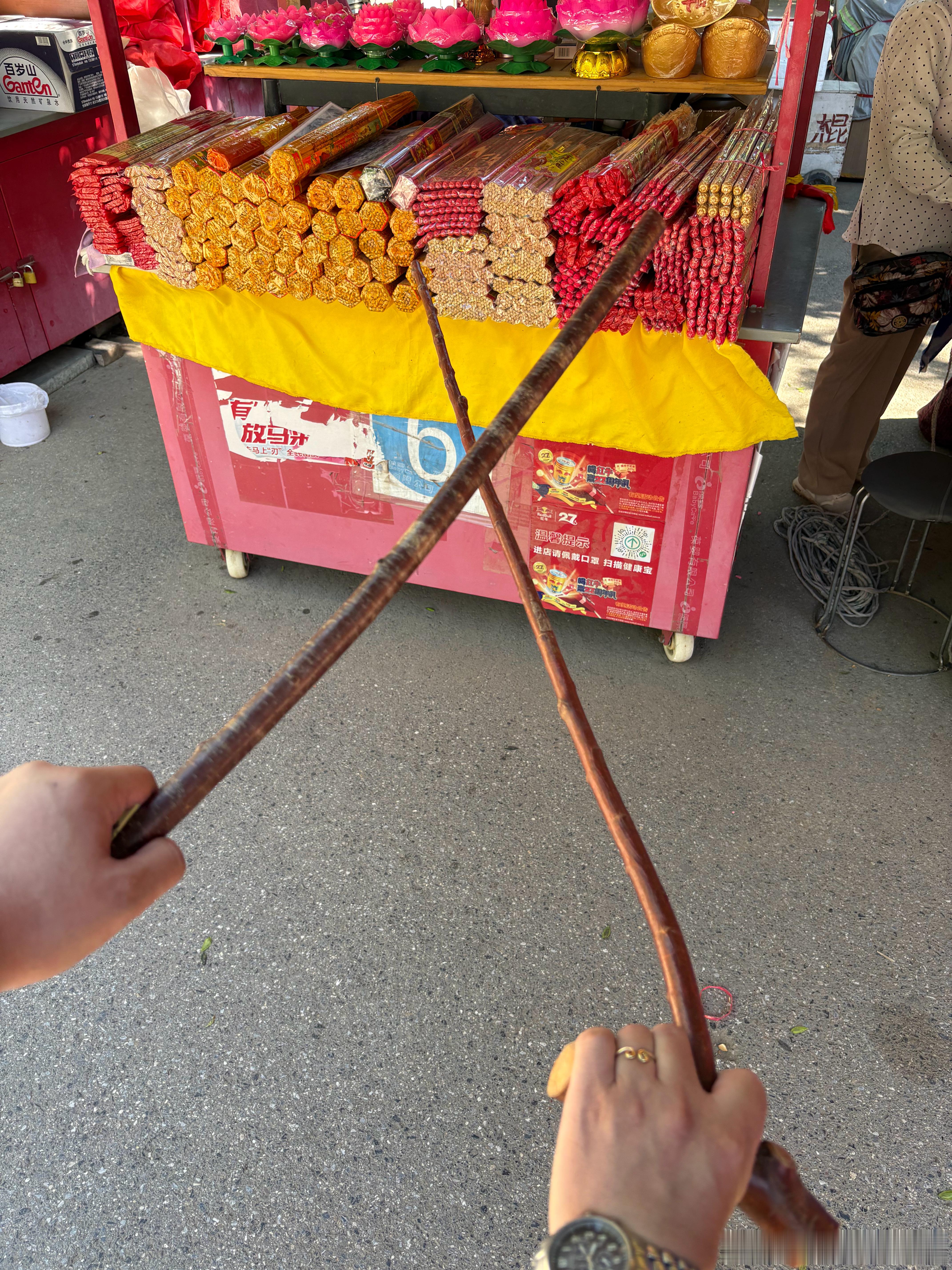 和老师逛潭柘寺。带着他买了个桃木棍～开心～哈哈哈哈​​​