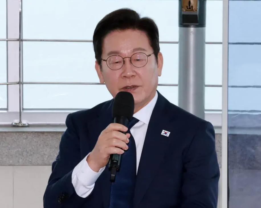 特朗普太狠了：李在明还没有到中国，美国就出手了，要捏韩国的七寸。1月4日，