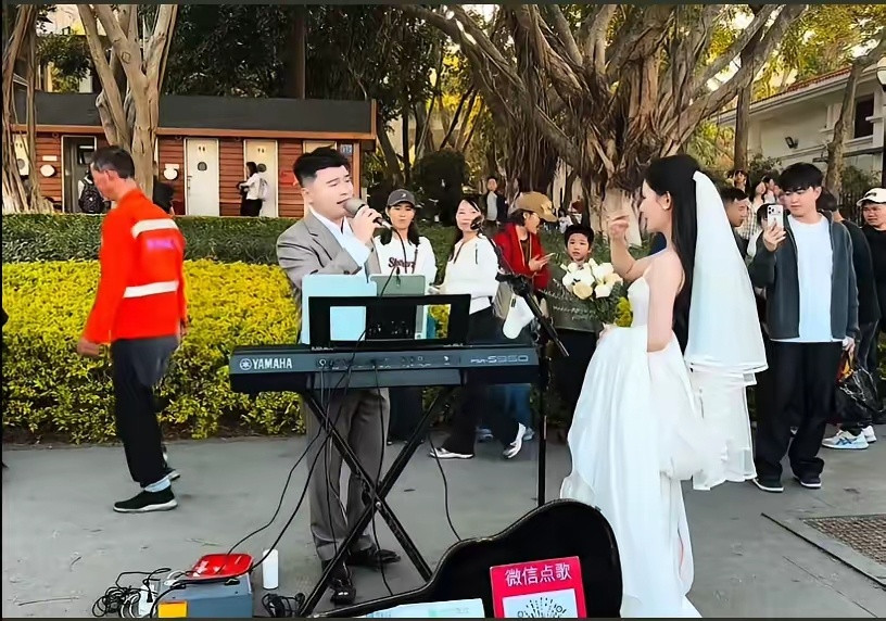 “厦门首富”林熙公子现场求婚，现场人山人海，特别热闹。林熙公子今天穿了一身西装，
