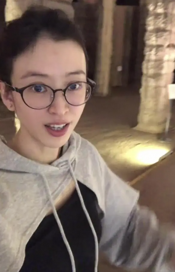 陈思齐淡出TVB后内地卖鸡爪，身形圆润被指孕味浓