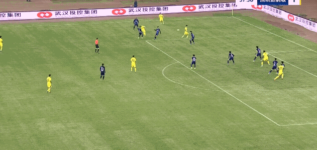 深圳新鹏城在罚下一人的情况下，队长杜加利奇再进一球，客场2：0领先武汉三镇，深圳