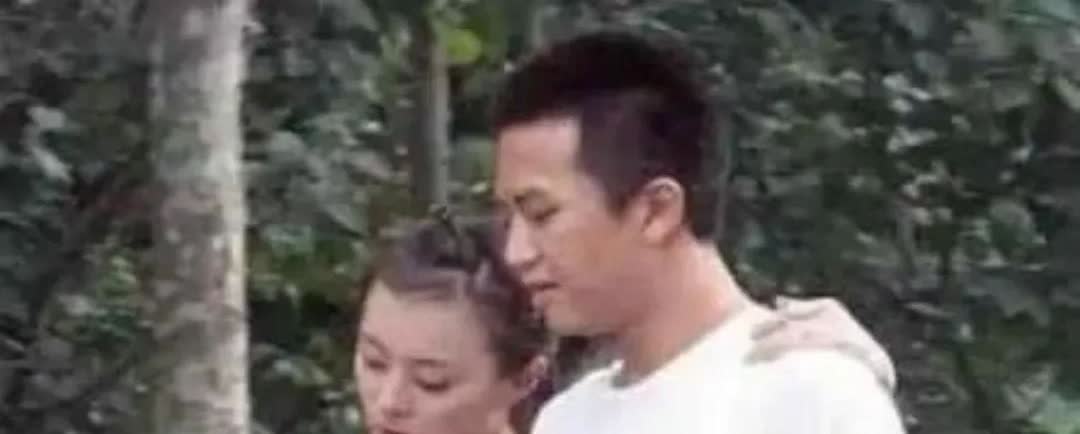 孙俪邓超早年恋爱照曝光，青涩模样超甜，街头漫步有说有笑，满满都是初恋的美好与纯真