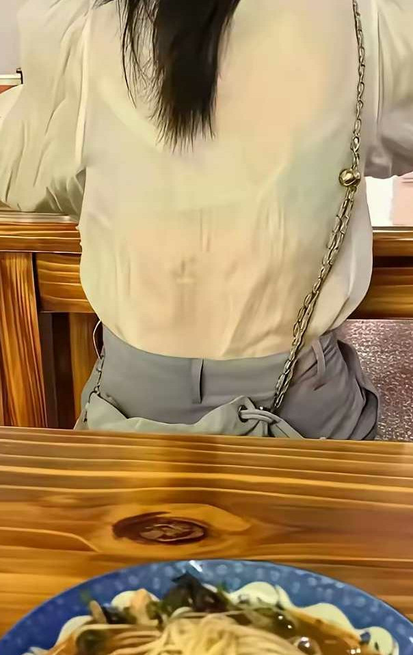 遇到这种情况，好心帮忙系上，美女应该很感动吧！