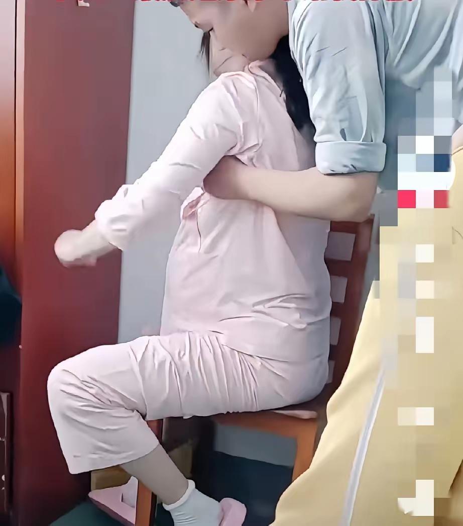 待产孕妇痛到颤抖遭丈夫嘲讽,弟弟撑腰引全网共鸣医院待产室里,一名孕妇因顺产