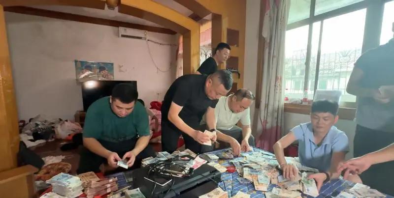 良心何在！江西，一对夫妻印假钞骗老人钱，每天造多少假钱就花多少，专找集市上卖菜的