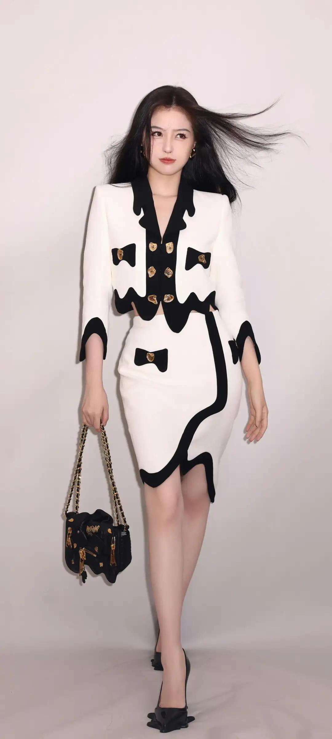 美女壁纸～虞书欣，黑白撞色自带高级气场，波浪边设计灵动又时髦，搭配利落长发，酷飒