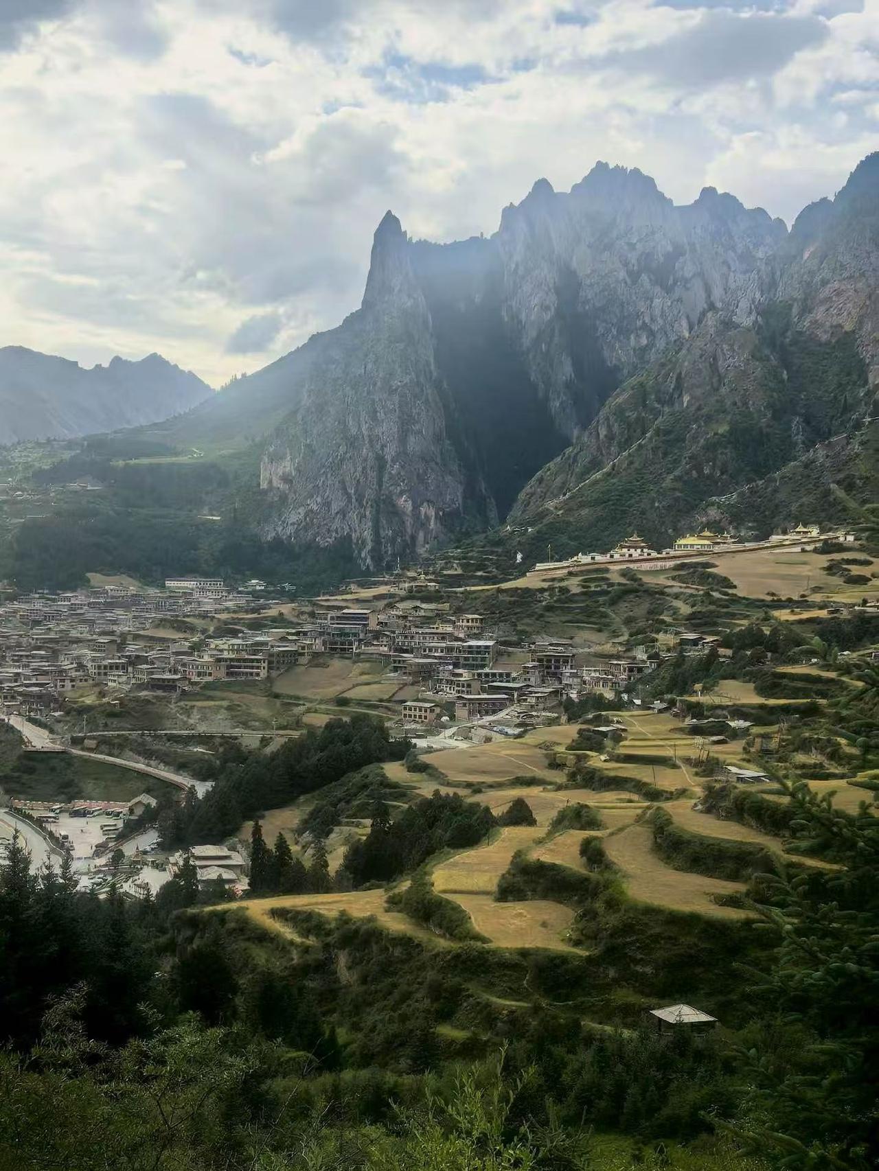 扎尕那，藏在甘南的世外桃源有人说，扎尕那是山神在大地之上，亲手垒起的石头宫