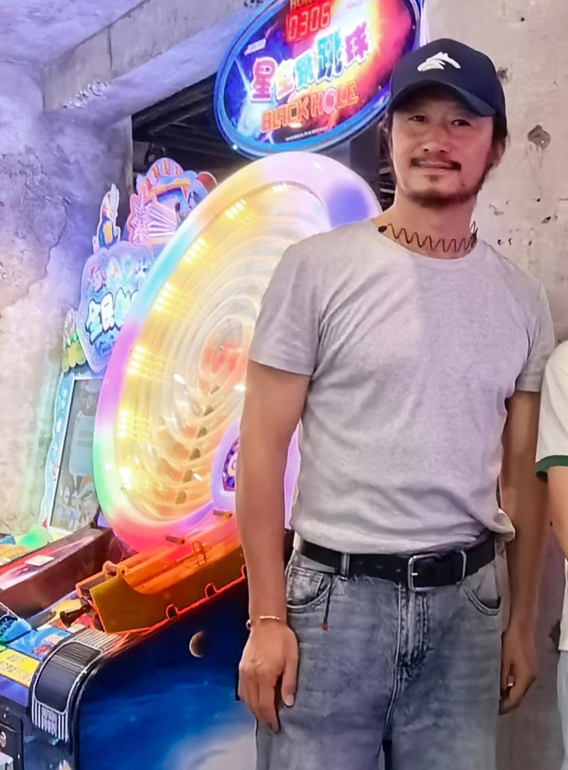 吴京和儿子在北京商场玩游戏，他留着胡须，扎着马尾，看起来不修边幅，沧桑了好多！魅