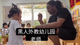 幼儿园一名非洲黑人外教老师正在教孩子们学说英语？也不知道究竟是从什么时候开始，