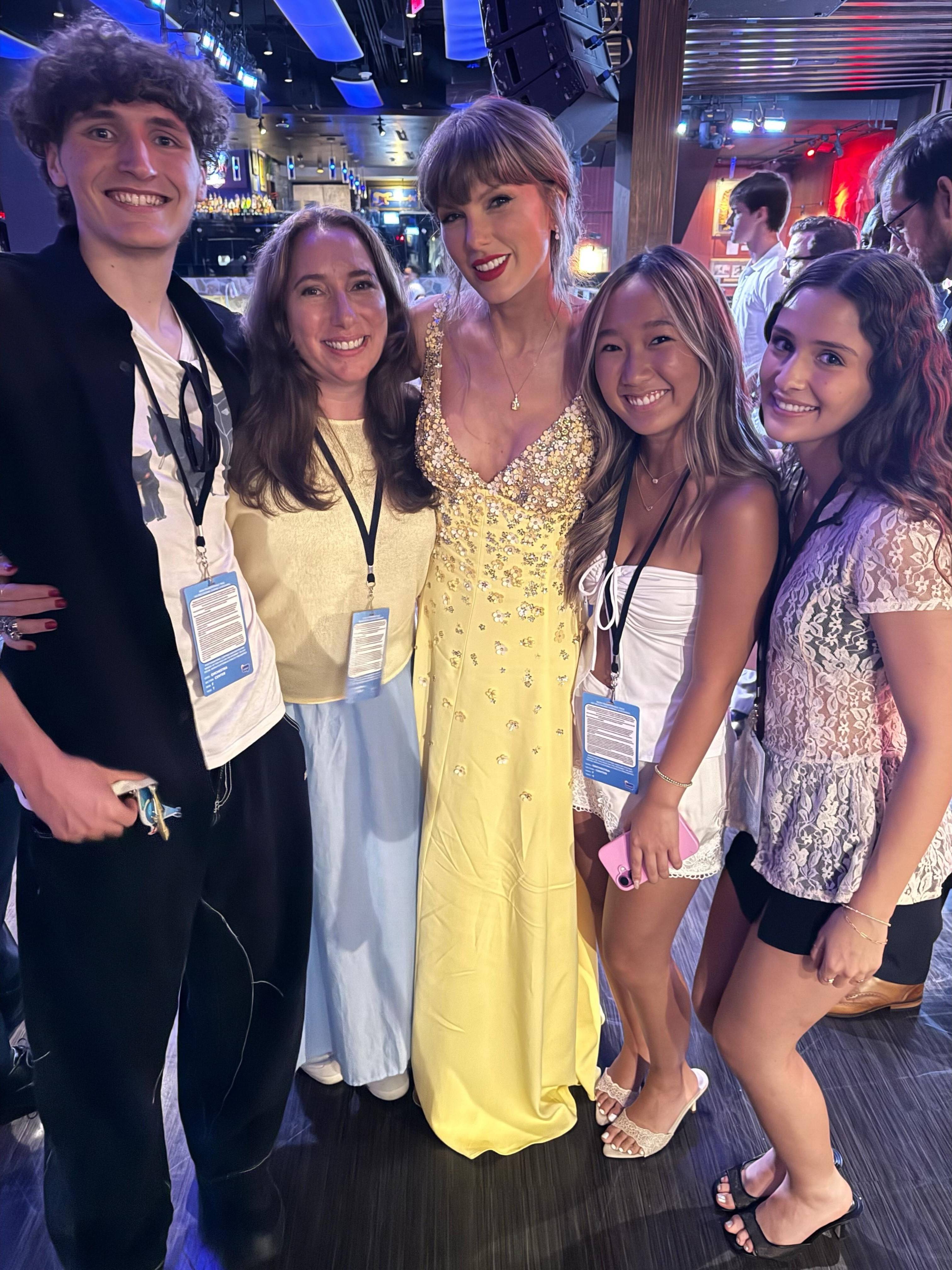 📸｜霉霉TaylorSwift在玩总5首映礼After-Party的合影
