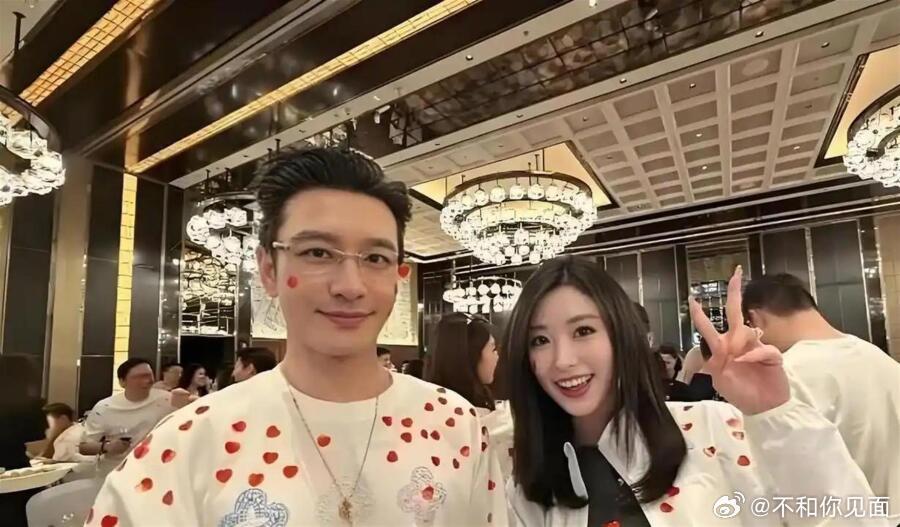 黄晓明带26岁新女友被偶遇，一个挡门帘的动作看出他这次不一样了