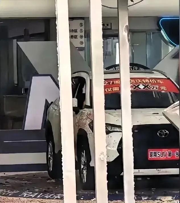 12月28日，成都一4S店发生爆炸！54岁的段某去4S店想退回自己的2万元购