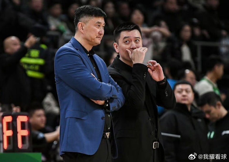 惺惺相惜？已下课的杨鸣解说席为杜锋指导发声“杜导现在是完全顶着球队前进，4个月前