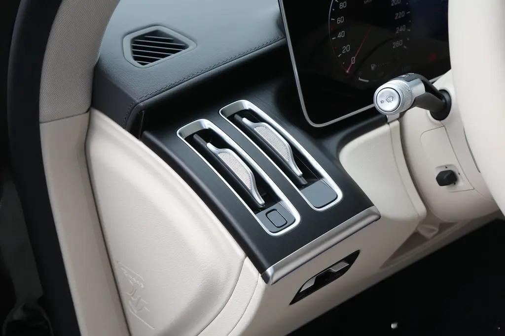 这出风口在腾势上是USB，在奔驰上是…不得不说，品牌也会影响审美汽车设计大v聊车